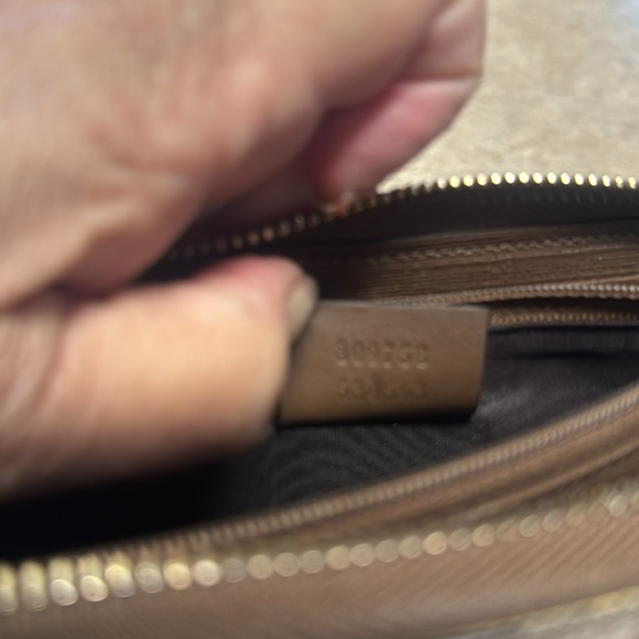 Gucci wallet, used has wear look at pictures the wear is from carrying it - Picture 5 of 6